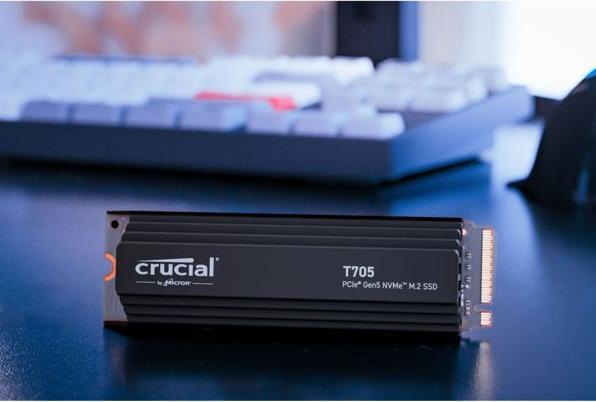 Produktbild Crucial T705 mit Kühlkörper (1000 GB, M.2 2280)