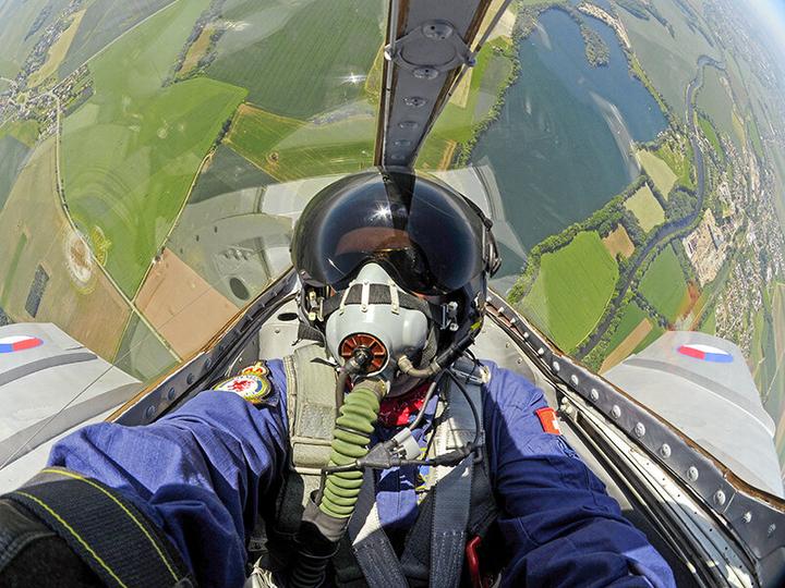 Immagine prodotto Smartbox Pilota di 1 giorno nella Repubblica Ceca: volo di 20 minuti in un aereo da caccia MIG-15 (1 pers.)