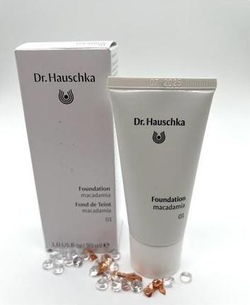 Actual product image Dr. Hauschka Foundation 01 macadamia 30 ml (01 Macadamia)
