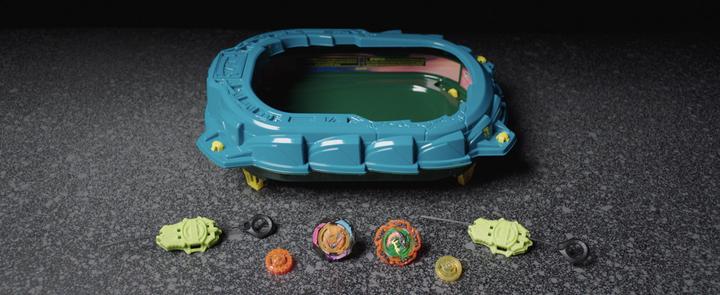 Productafbeelding Hasbro Beyblade Burst QuadStrike Light Ignite Beyblade Stadion Strijdset (Duits, Frans, Italiaans, Engels, Nederlands, Zweeds, Noors, Pools)