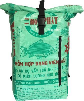 Produktbild Bekos Upcycling - Kurierrucksack aus recycelten Fischfuttersäcke leuchtgrün (40 l)