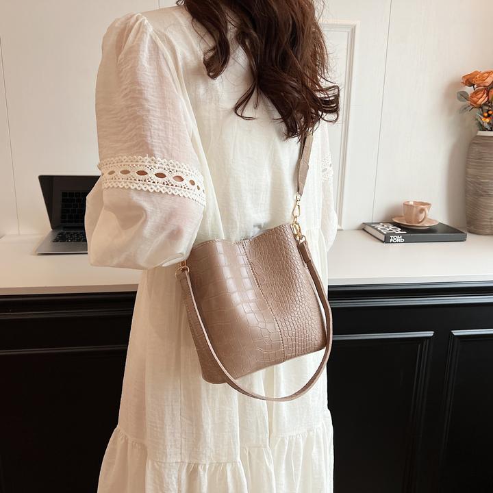 Image du produit Only-Bags.Store Sac à dos avec motif crocodile - Sac polyvalent à bandoulière et à bandoulière croisée