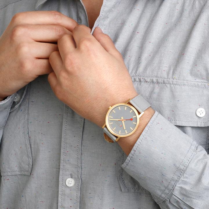 Immagine prodotto Mondaine Classico - ispirato alla natura - Ip Gold (Orologio da polso analogico, 40 mm)