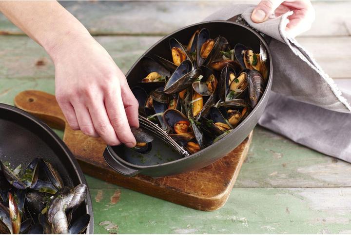 Actual product image Staub Mussel pot (25 cm, Casserole + Stewpot, Cast iron)