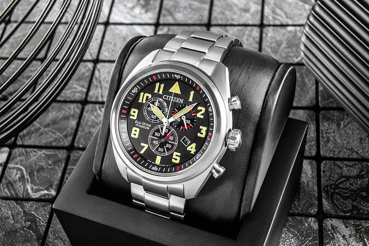 Produktbild Citizen AT2480-81E Eco-Drive Super-Titanium Chronograph 43mm (Chronograph, 43 mm)