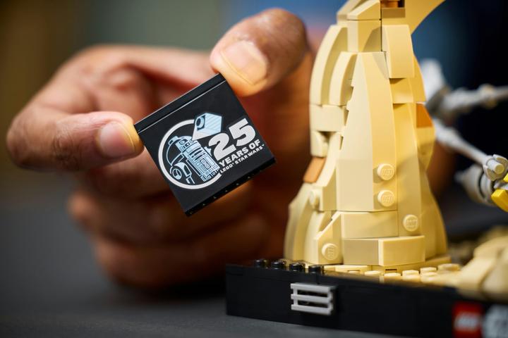 Actual product image LEGO Pod racing in Mos Espa - Diorama (75380, LEGO Star Wars)