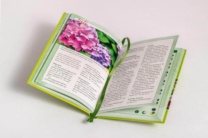 Actual product image The small sowing calendar 2025 - Gardening with the moon. The best tips for sowing, growing (Hardcover, German)