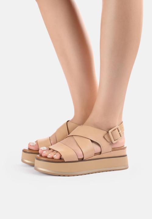 Inuovo Diese trendige Keilsandalette aus hochwertigem Leder von ist der optimale Begleiter für die w