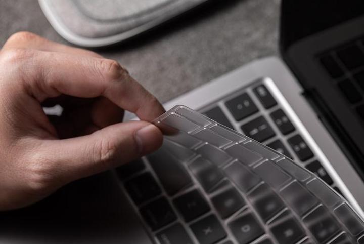 Actual product image Moshi ClearGuard (17.91")