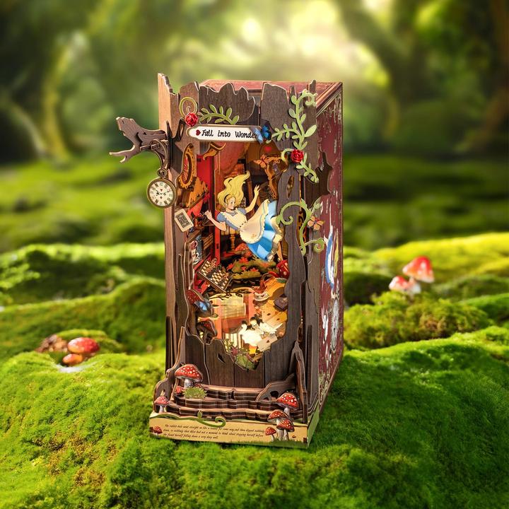 Actual product image Robotime Bausatz Alice im Wunderland, Modell Art: Book Nook