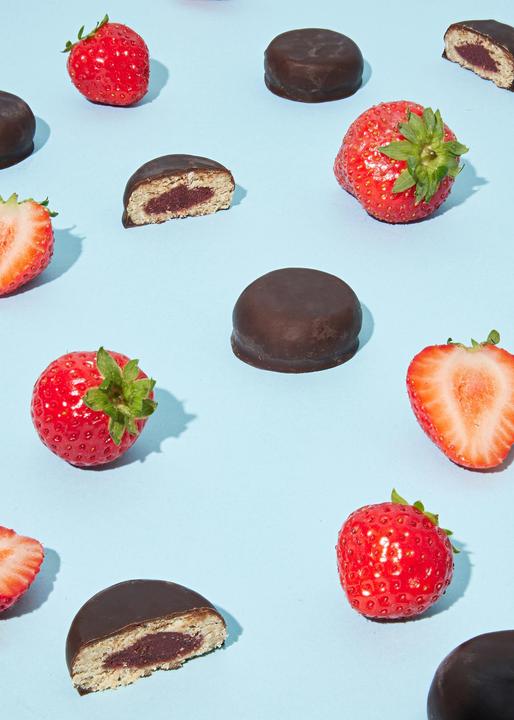 Image du produit KoRo Biscuit bio à l'avoine fourré à la fraise et enrobé de chocolat noir (480 g)