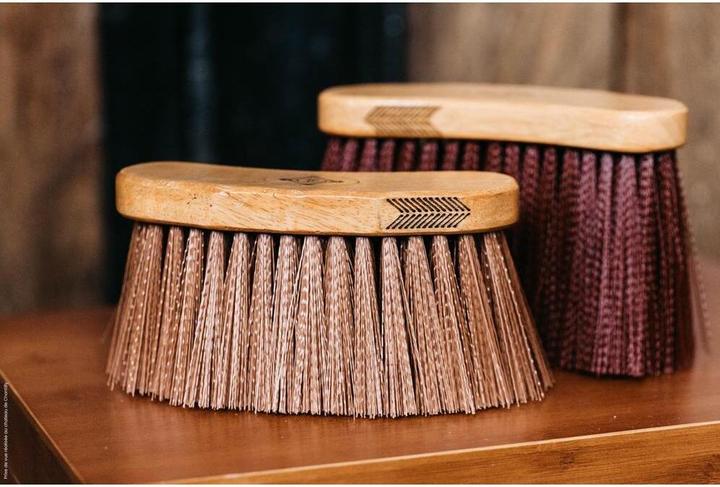 Actual product image Grooming Deluxe Middle Brush medium