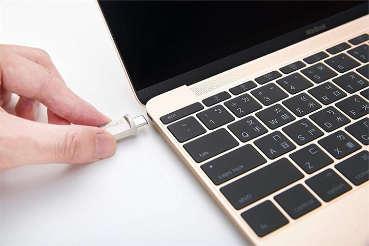 Actual product image Transcend JetFlash 890 (32 GB, USB-A, USB-C)