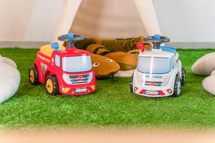 Immagine prodotto Falk Toys Ambulanza cavalcabile con volante e clacson per riporre gli oggetti