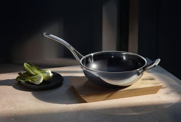 Produktbild WMF Wokpfanne Edelstahlpfanne 28cm Wabenboden Profi Resist Induktion beschichtet (28 cm, Bratpfanne, Edelstahl)