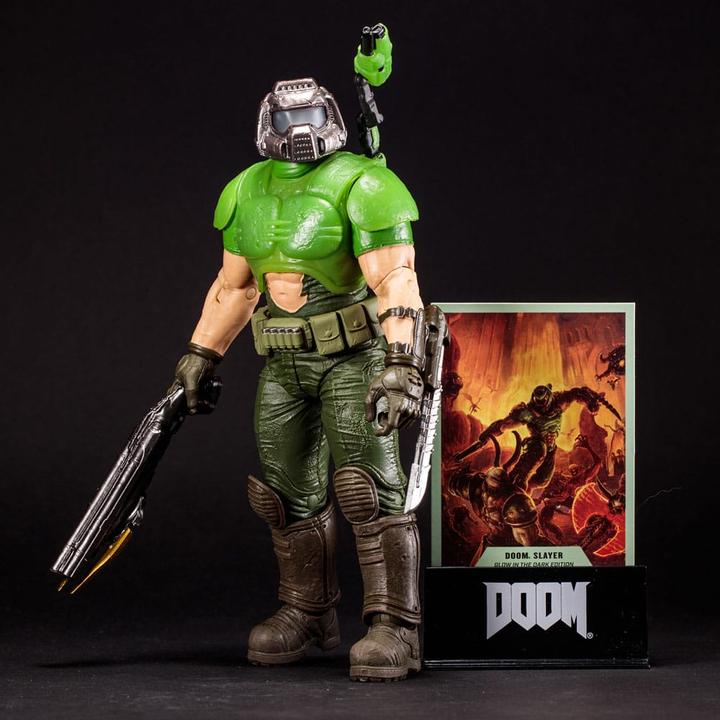 Image du produit McFarlane Doom Eternal figurine Doom Slayer Classic (Glow In The Dark Edition) Gold Label 18 cm