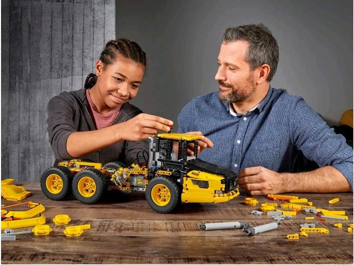 Actual product image LEGO Volvo articulated dumper (6x6) (42114, LEGO Technic)