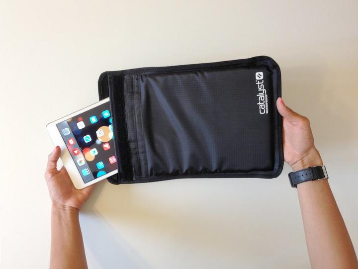 Actual product image Catalyst waterproof universal sleeve (7 - 8" Tablets)