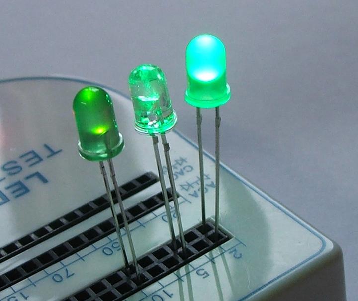 Actual product image OEM Super bright LED green in transparent housing 5mm