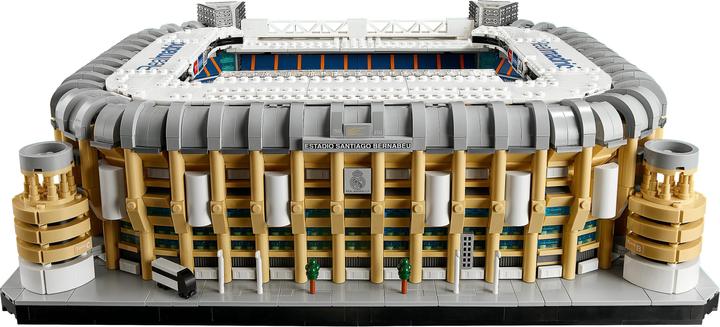 Immagine prodotto LEGO Real Madrid - Stadio Santiago Bernabéu (10299, LEGO Icons, Set LEGO rari)