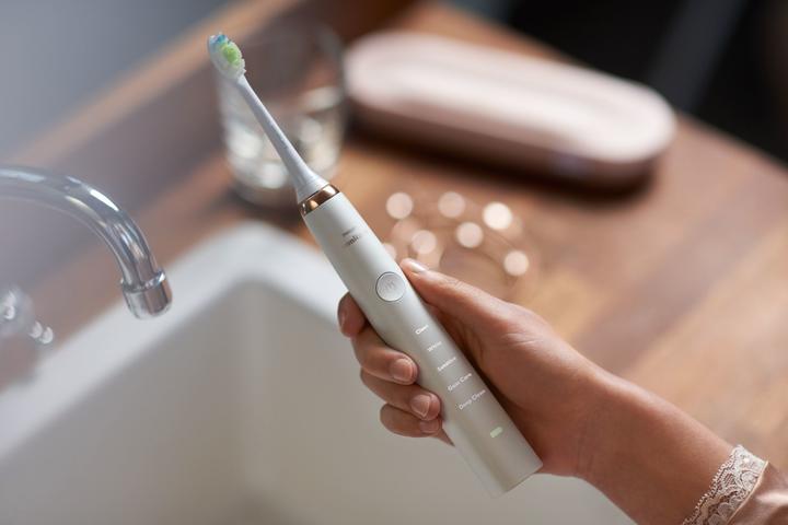 Produktbild Philips Sonicare DiamondClean Electric Toothbrush with UK Shaver Plug Toothbrush Rose Gold Edition (Schallzahnbürste)