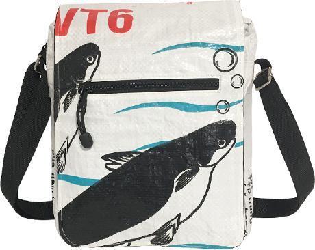 Bekos Upcycling - Kleine Umhängetasche aus recycelten Fischfuttersäcke weiss
