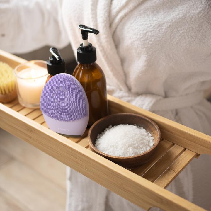 Produktbild Foreo LUNA Plus 4 Cleaning and lifting sonic brush - Variant: Sensitive Skin