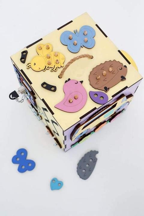 Produktbild Activity Board Aktivitätswürfel, Motorikwürfel holz gross, Montessori Lernspielzeug für Kinder - Reise, Gelb