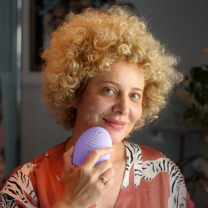 Produktbild Foreo LUNA Plus 4 Cleaning and lifting sonic brush - Variant: Sensitive Skin