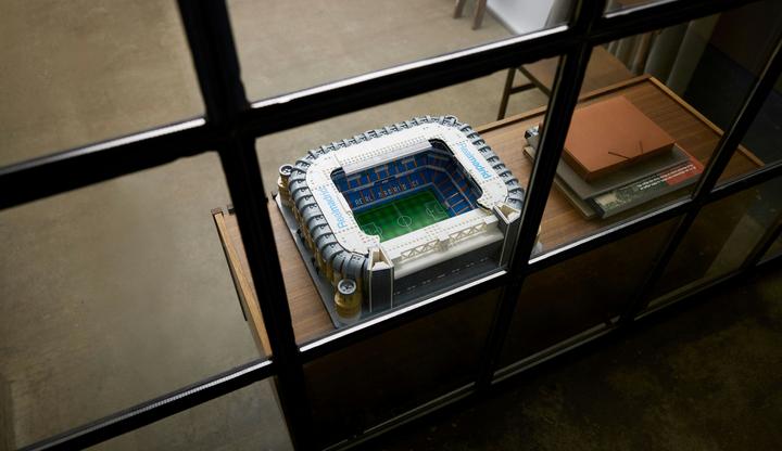 Immagine prodotto LEGO Real Madrid - Stadio Santiago Bernabéu (10299, LEGO Icons, Set LEGO rari)