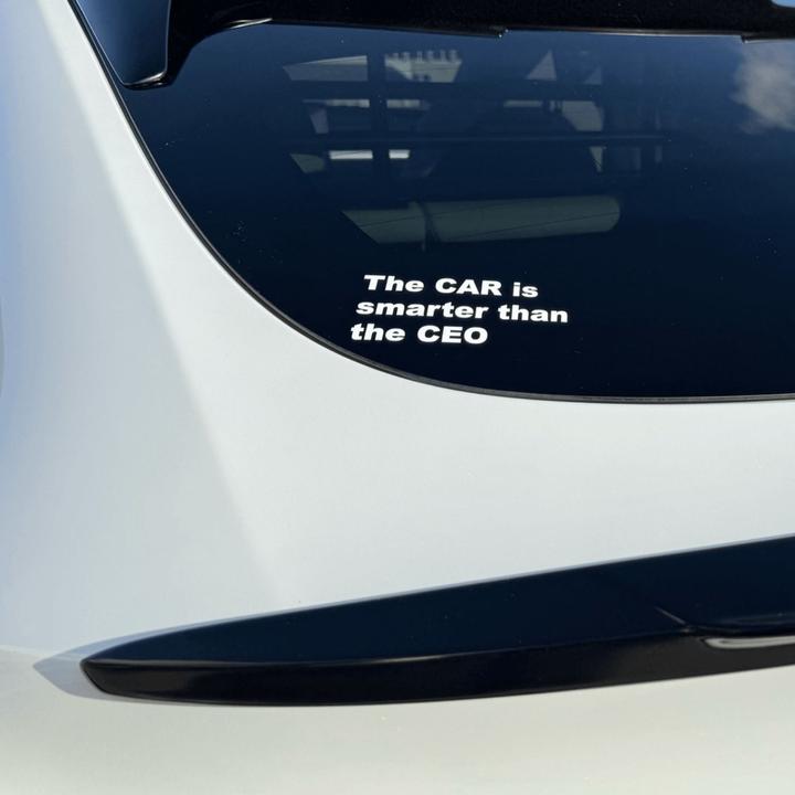 Image du produit Vds Autocollant de voiture Tesla "The car is smarter than the CEO" (La voiture est plus intelligente