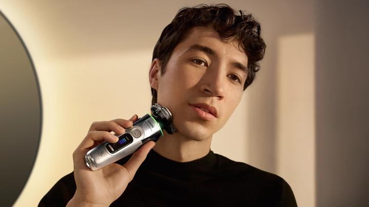 Actual product image Philips i9000 Prestige Ultra XP9404/31 Wet and Dry Electric Shaver with SkinIQ Pro