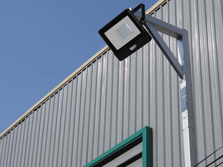 Produktbild V-TAC VT158S1 50W LED PIR Sensor Flutlicht SAMSUNG Chip Weisser Körper 4000K 1M Kabel (4000 lm)