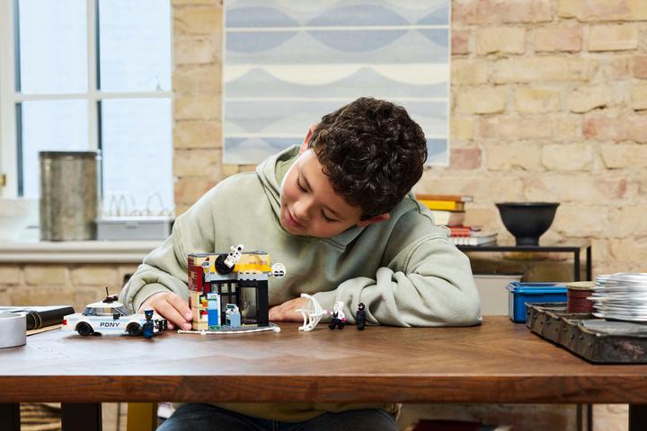 Productafbeelding LEGO Spider-Verse: Miles Morales vs. Spot (76311, LEGO Marvel)