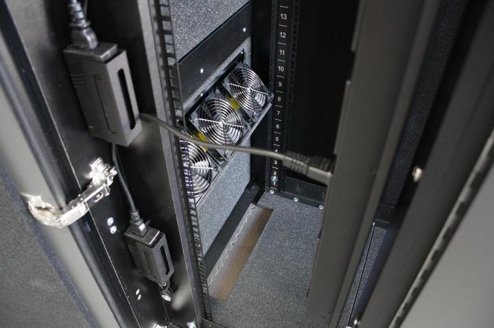 Produktbild APC NetShelter CX (18 HE, 19 Zoll Rack)