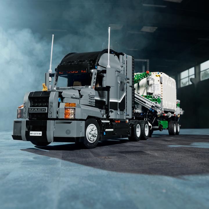 Actual product image LEGO Mack Anthem (42078, LEGO Technic)