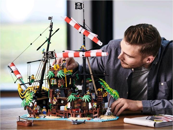 Produktbild LEGO Piraten der Barracuda-Bucht (21322, LEGO Ideas)