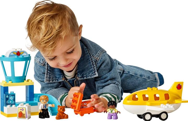 Actual product image LEGO Erster Besuch im Flughafen (10443)