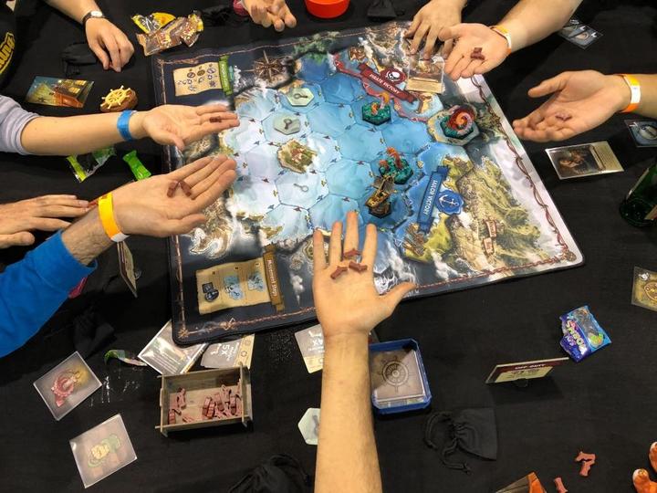Actual product image Funtails Feed the Kraken (German)