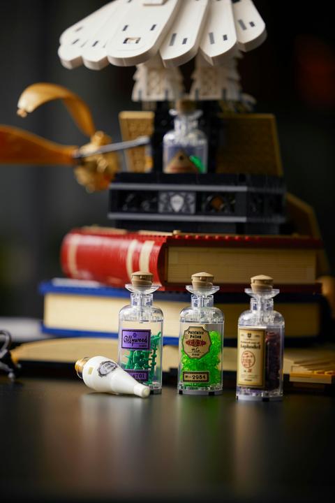 Actual product image LEGO Hogwarts Icons - Collector's Edition (76391, LEGO Harry Potter, LEGO Rare Sets)