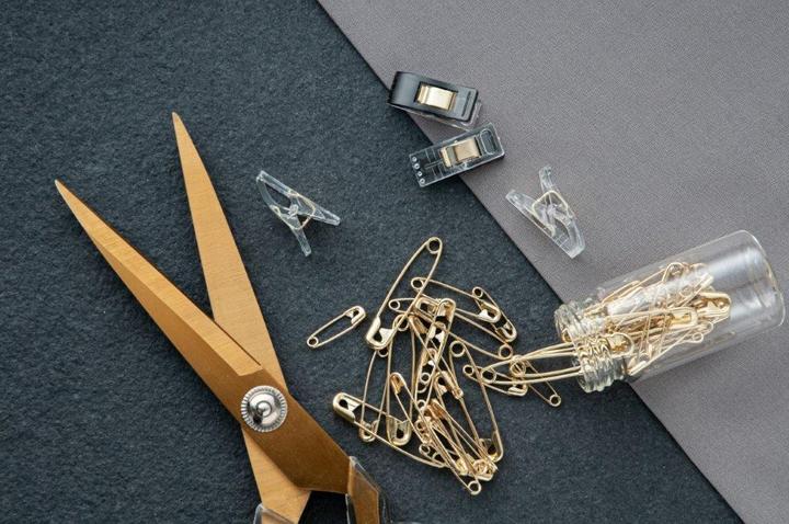 Actual product image Hemline Gold Safety pins