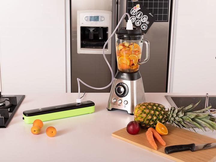 Actual product image Laica VACUUM MACHINE VT3104 GREEN AND BLACK 9 L/min.