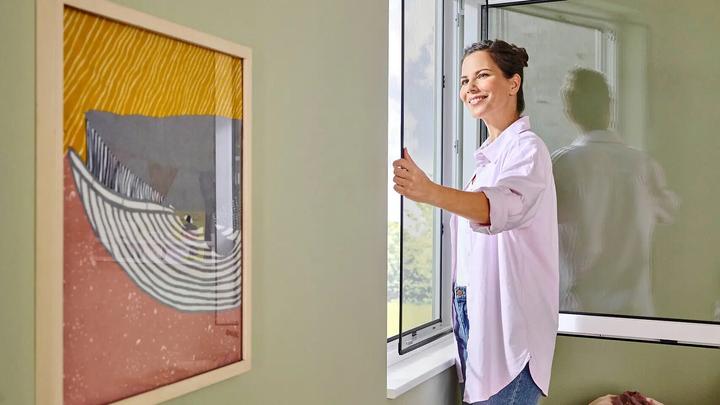 Produktbild tesa CLIP-ON Insektenschutz mit Anklipsrahmen für Fenster, zuschneidbarer Rahmen, ohne Bohren (120 x 140 cm)
