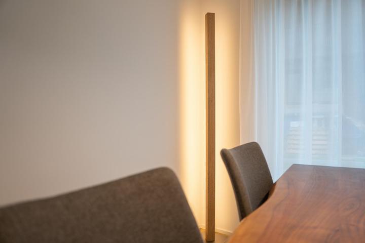 Produktbild kln.swiss Holz Stehlampe Columna (4845 lm)