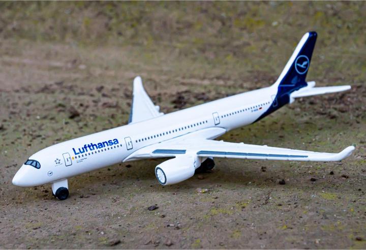 Actual product image Majorette Airport Airbus 350 Lufthansa