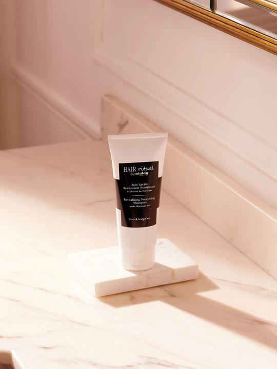 Immagine prodotto Sisley Soin Lavant Revitalisant Nourrissant (200 ml, Shampoo liquido)