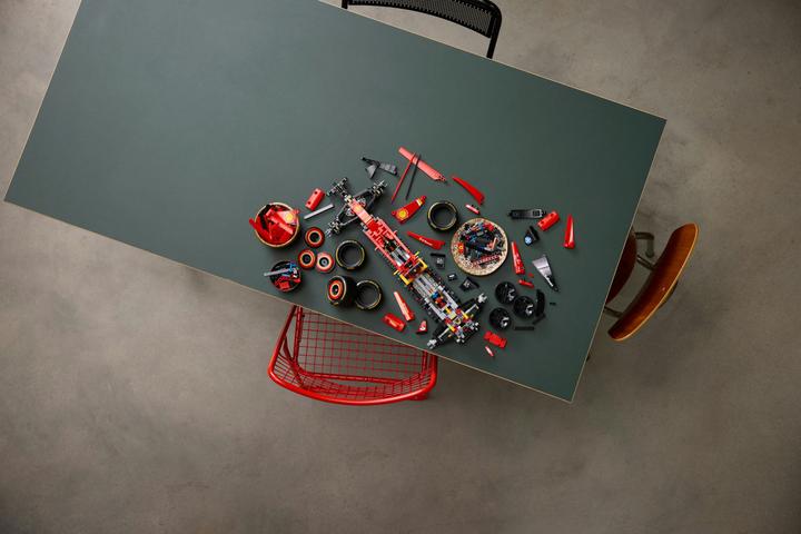 Actual product image LEGO Ferrari SF-24 F1 Rennauto (42207, LEGO Technic)