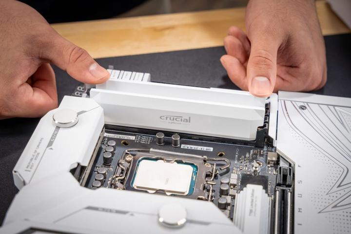 Actual product image Crucial Pro DDR5-6000 Kit 32GB 2x16GB UDIMM white Overclocking (2 x 16GB, 6000 MHz, DDR5 RAM, U-DIMM)