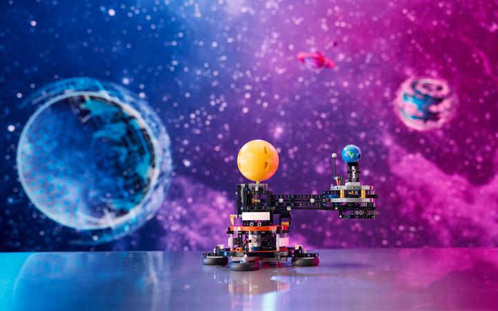Actual product image LEGO Sun Earth Moon Model (42179, LEGO Technic)