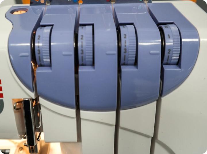Produktbild W6 Overlock Nähmaschine N 454D